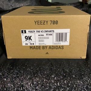 Yeezy 700 v3 infants size 9 toddler